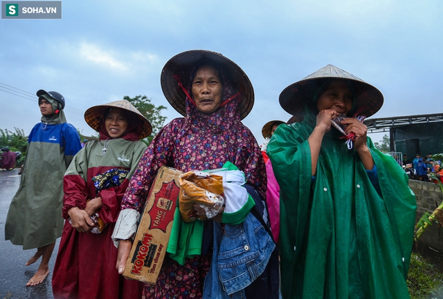  [Ảnh] Người phụ nữ ở Quảng Bình lao ra dòng nước lũ xin đồ ăn cho mẹ già bật khóc khi được cứu hộ khỏi ghe lật - Ảnh 12.
