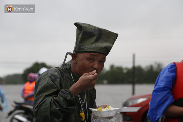 Tình người trong cơn lũ lịch sử ở Quảng Bình: Dân đội mưa lạnh, ăn mỳ tôm sống đi cứu trợ nhà ngập lụt - Ảnh 13.