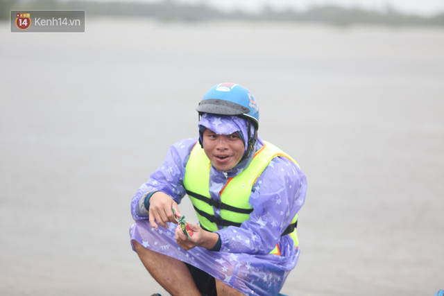 Tình người trong cơn lũ lịch sử ở Quảng Bình: Dân đội mưa lạnh, ăn mỳ tôm sống đi cứu trợ nhà ngập lụt - Ảnh 15.