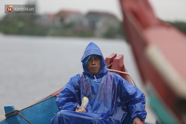 Tình người trong cơn lũ lịch sử ở Quảng Bình: Dân đội mưa lạnh, ăn mỳ tôm sống đi cứu trợ nhà ngập lụt - Ảnh 16.