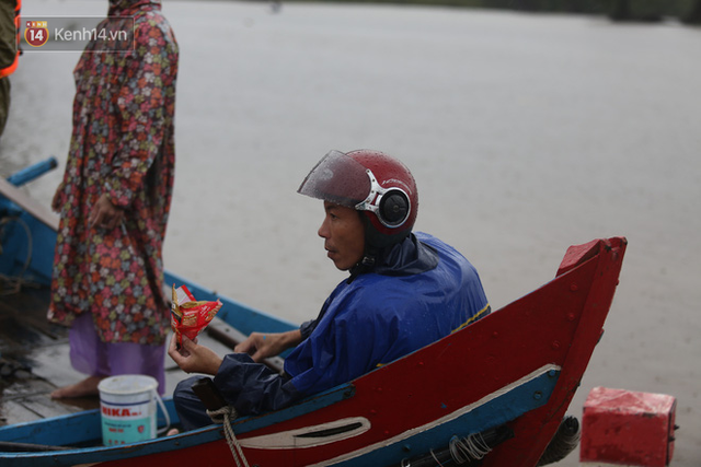 Tình người trong cơn lũ lịch sử ở Quảng Bình: Dân đội mưa lạnh, ăn mỳ tôm sống đi cứu trợ nhà ngập lụt - Ảnh 17.