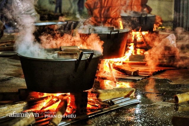 Trắng đêm nổi lửa vì miền Trung ruột thịt: Cả xã huy động hết những chiếc nồi lớn nhất vùng, không ngủ nấu hàng nghìn chiếc bánh chưng mang lên chuyến xe cứu trợ thần tốc! - Ảnh 17.