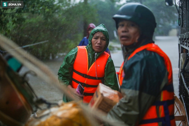  [Ảnh] Người phụ nữ ở Quảng Bình lao ra dòng nước lũ xin đồ ăn cho mẹ già bật khóc khi được cứu hộ khỏi ghe lật - Ảnh 3.