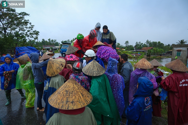  [Ảnh] Người phụ nữ ở Quảng Bình lao ra dòng nước lũ xin đồ ăn cho mẹ già bật khóc khi được cứu hộ khỏi ghe lật - Ảnh 7.