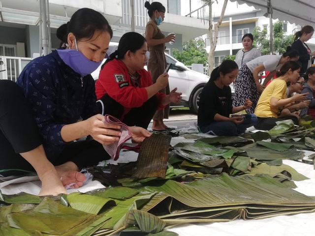 Người Sài Gòn trắng đêm gói 5.000 bánh chưng, bánh tét gửi bà con vùng lũ, tiếp sức cho “khúc ruột” miền Trung - Ảnh 8.