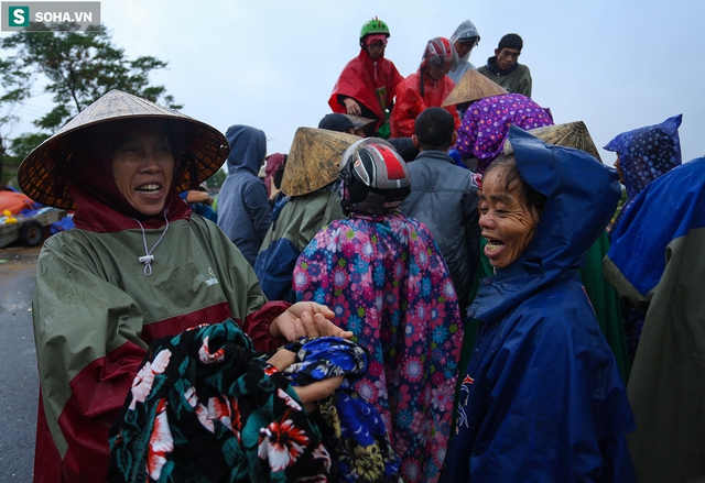  [Ảnh] Người phụ nữ ở Quảng Bình lao ra dòng nước lũ xin đồ ăn cho mẹ già bật khóc khi được cứu hộ khỏi ghe lật - Ảnh 8.
