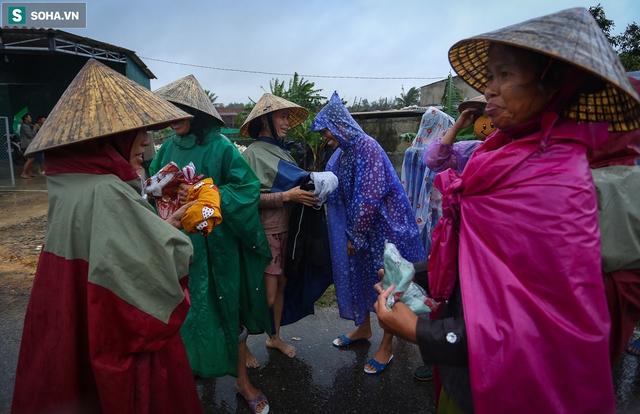  [Ảnh] Người phụ nữ ở Quảng Bình lao ra dòng nước lũ xin đồ ăn cho mẹ già bật khóc khi được cứu hộ khỏi ghe lật - Ảnh 9.