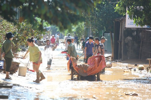 Người dân rốn lũ ngấn nước mắt bới bùn vớt vát tài sản - Ảnh 1.