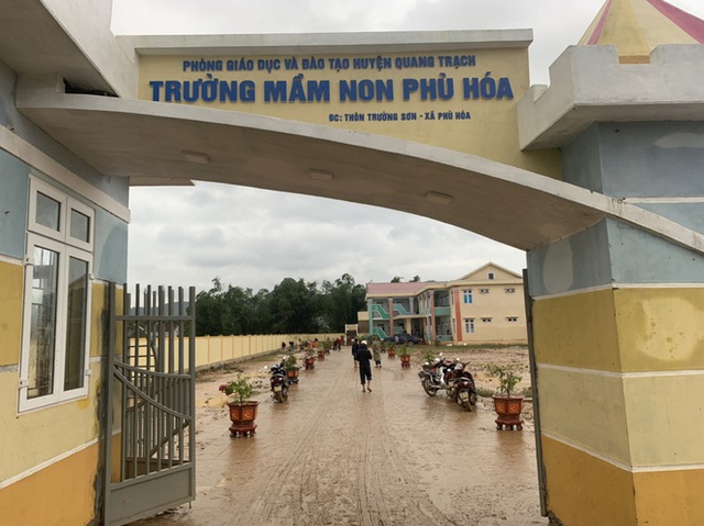  [Ảnh] Nước lũ rút, các trường học vùng lũ Quảng Bình đối đầu với cuộc chiến mới - Ảnh 1.