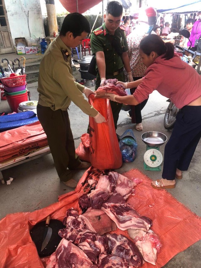 Tịch thu lượng lớn thịt lợn đang bốc mùi hôi thối chuẩn bị ra thị trường - Ảnh 1.