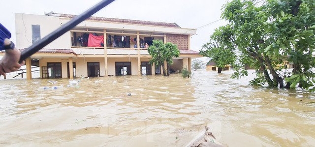 Sống trên nóc nhà, người dân Quảng Bình khắc khoải chờ lũ rút - Ảnh 11.