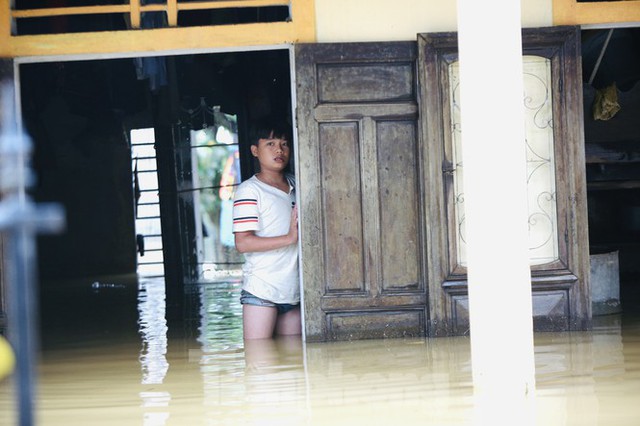 Sống trên nóc nhà, người dân Quảng Bình khắc khoải chờ lũ rút - Ảnh 13.