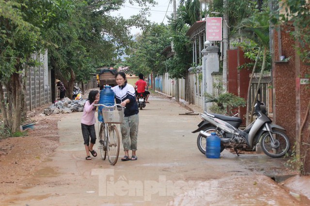 Người dân rốn lũ ngấn nước mắt bới bùn vớt vát tài sản - Ảnh 7.