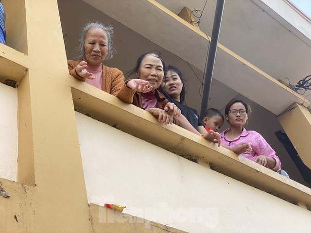 Sống trên nóc nhà, người dân Quảng Bình khắc khoải chờ lũ rút - Ảnh 9.