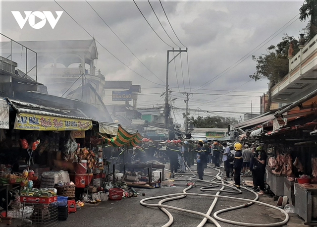  Cháy chợ tại Cà Mau, tiểu thương hoảng hốt tháo chạy  - Ảnh 1.
