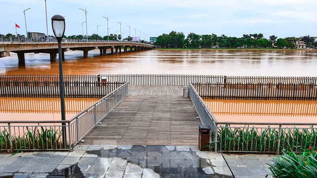 Nhìn gần cầu gỗ lim siêu sang xứ Huế sau vượt lũ báo động 3 - Ảnh 5.