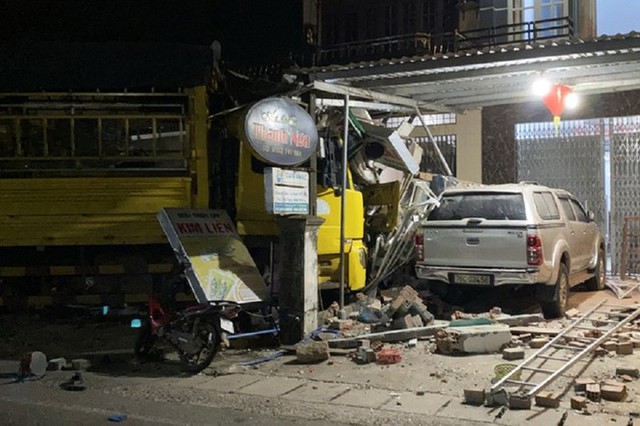 Hiện trường vụ xe điên tông vào nhà dân ở Quảng Ngãi, làm nhiều người chết - Ảnh 2.