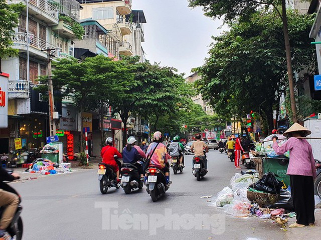 Dân chặn xe vào Nam Sơn, rác lại bao vây đường phố Hà Nội - Ảnh 1.