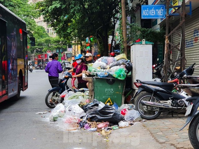 Dân chặn xe vào Nam Sơn, rác lại bao vây đường phố Hà Nội - Ảnh 2.