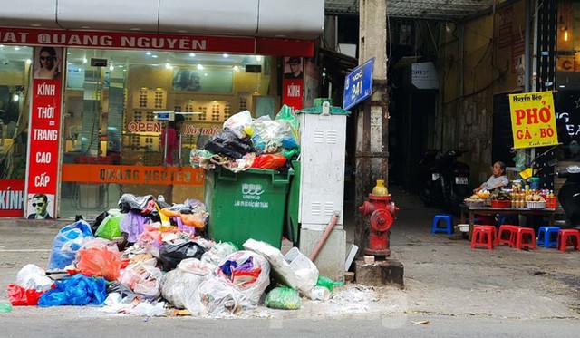 Dân chặn xe vào Nam Sơn, rác lại bao vây đường phố Hà Nội - Ảnh 11.