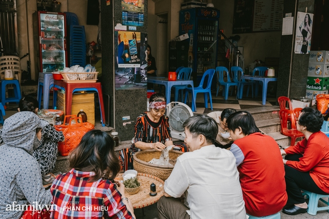 Bánh cuốn cà cuống: Món ăn tưởng đã thất truyền, nào ngờ vẫn được người phụ nữ 30 năm bán trên phố Nguyễn Khuyến gìn giữ, ai ăn thử một lần nghiện đến khó quên - Ảnh 7.