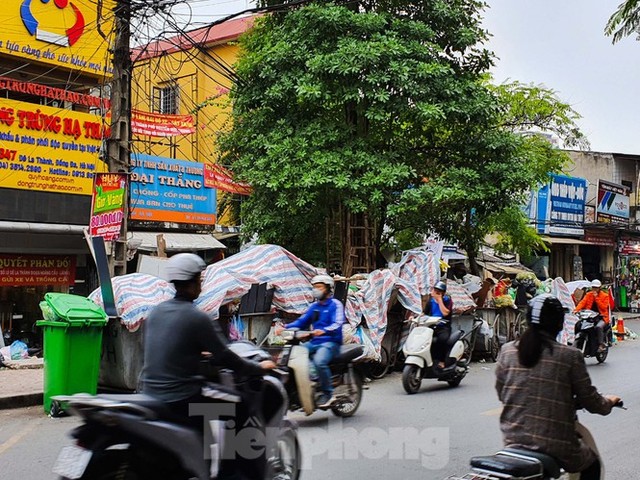 Dân chặn xe vào Nam Sơn, rác lại bao vây đường phố Hà Nội - Ảnh 6.