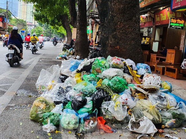 Dân chặn xe vào Nam Sơn, rác lại bao vây đường phố Hà Nội - Ảnh 7.