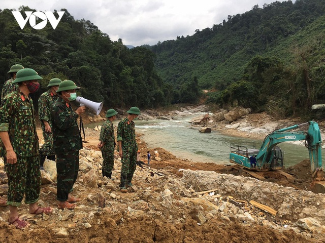  Tìm thấy thi thể thứ 5 vụ sạt lở thủy điện Rào Trăng 3 - Ảnh 7.