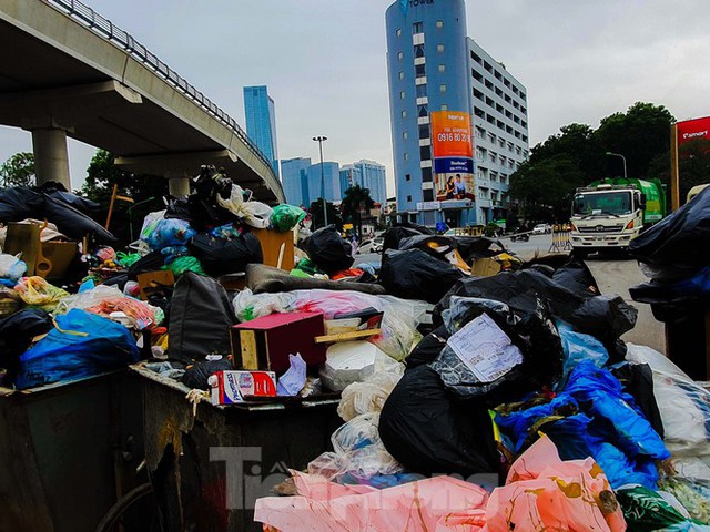 Dân chặn xe vào Nam Sơn, rác lại bao vây đường phố Hà Nội - Ảnh 9.