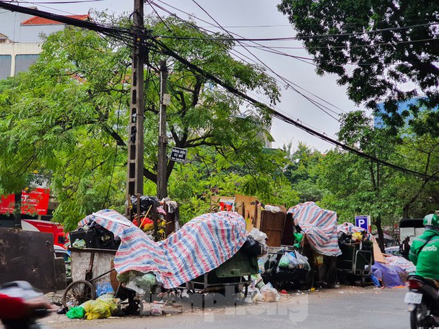 Dân chặn xe vào Nam Sơn, rác lại bao vây đường phố Hà Nội - Ảnh 10.