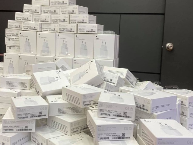 Cục sạc iPhone 12 bán chính thức tại Việt Nam dù máy chưa về - Ảnh 1.