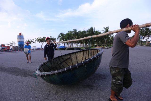  [Ảnh] Xe cẩu tải chở thuyền đến nơi an toàn, công an, bộ đội giúp người Đà Nẵng chằng chống nhà cửa đón bão số 9 - Ảnh 3.