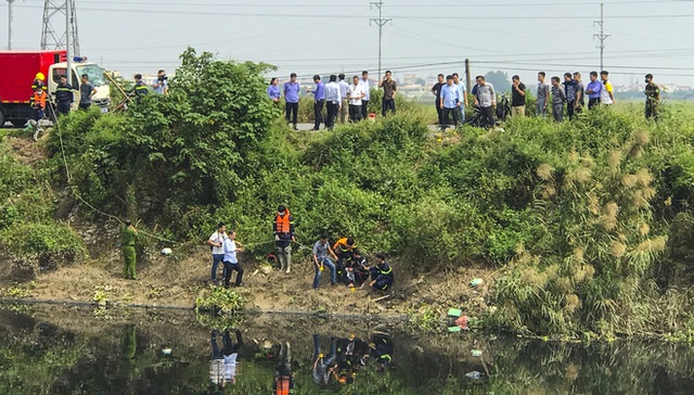  [ẢNH] Áp giải nghi phạm đến hiện trường để tìm kiếm thi thể nữ sinh ngân hàng ở Thường Tín - Ảnh 3.