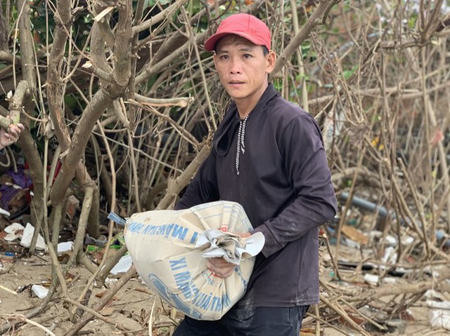 Người dân Quảng Ngãi hối hả ra biển lấy cát chống bão số 9 - Ảnh 4.