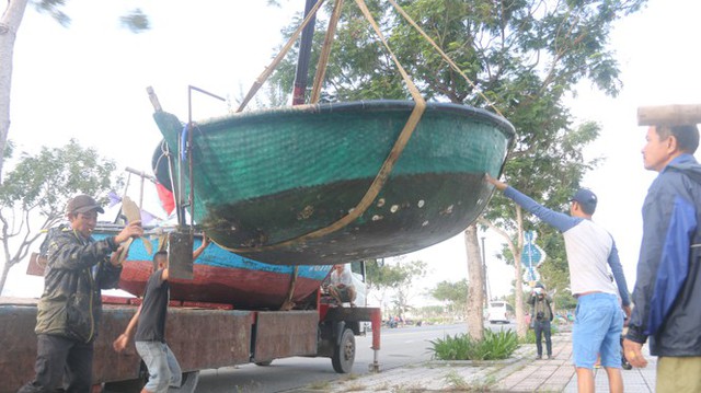 Ngư dân Đà Nẵng hối hả thuê xe cẩu đưa thuyền đi tránh bão số 9 - Ảnh 6.