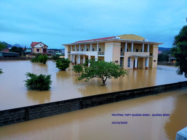 Tâm thư xúc động của thầy hiệu trưởng gửi học sinh vùng lũ: Ngày mai đi học, mong các em cứ bình tĩnh và mỉm cười, vì còn người là còn của - Ảnh 2.