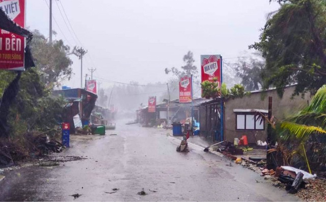  Đường phố Quảng Ngãi xơ xác, nhà dân tốc mái trước khi bão số 9 đổ bộ - Ảnh 2.