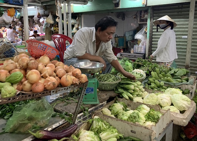 Thị trường rau xanh tại TP Hồ Chí Minh tăng giá vì ảnh hưởng mưa bão - Ảnh 1.