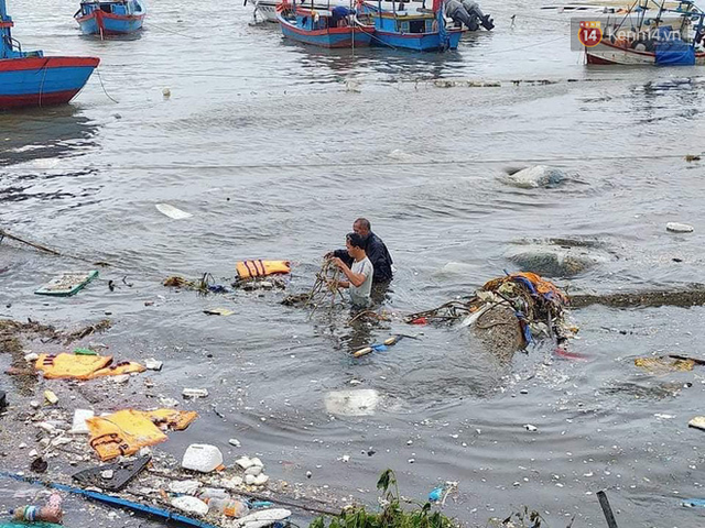 Những hình ảnh đầu tiên tại đảo Lý Sơn khi bão số 9 đi qua: Mọi thứ đều tan hoang, người dân thất thần bên đống đổ nát - Ảnh 12.