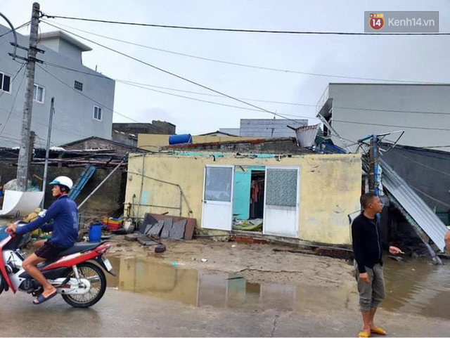 Những hình ảnh đầu tiên tại đảo Lý Sơn khi bão số 9 đi qua: Mọi thứ đều tan hoang, người dân thất thần bên đống đổ nát - Ảnh 4.