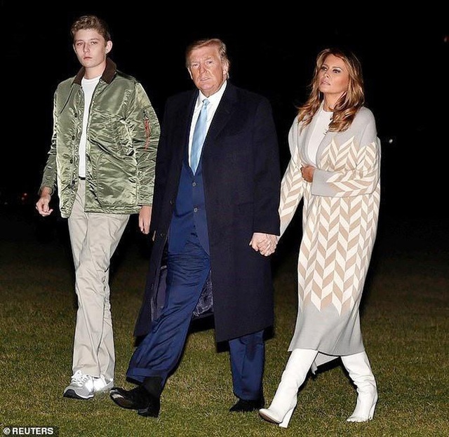 Loạt ảnh chiều cao khủng của “Hoàng tử Nhà Trắng” Barron Trump biến các bạn mình thành người tí hon, chỉ đi bộ đã nhanh bằng bạn chạy - Ảnh 7.