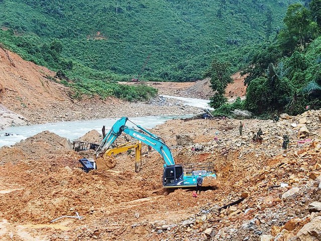 Cứu nạn tại Rào Trăng 3: Khó khăn nối lại tìm kiếm, cho người nhà nạn nhân vào hiện trường - Ảnh 1.