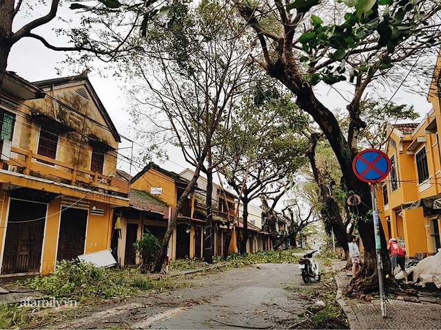 Hội An tan hoang sau bão số 9, những rặng hoa giấy rực rỡ ngày thường nay bỗng hóa xác xơ, nước sông Hoài dâng lên ngập cả nhiều tuyến đường trung tâm phố cổ - Ảnh 1.