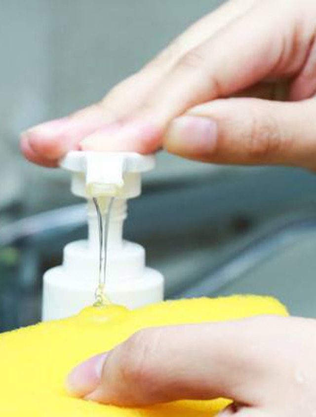Thói quen dùng cố chai dầu gội, nước rửa bát, sữa tắm có thể sinh ra vi khuẩn gây hại cho cả gia đình - Ảnh 3.