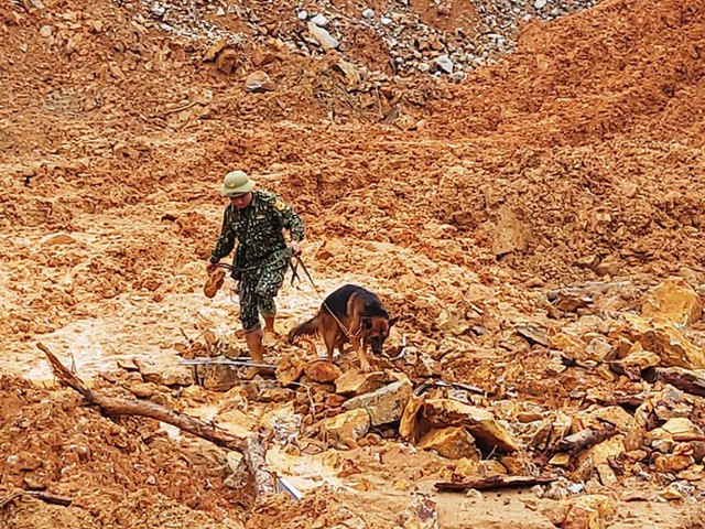 Cứu nạn tại Rào Trăng 3: Khó khăn nối lại tìm kiếm, cho người nhà nạn nhân vào hiện trường - Ảnh 3.