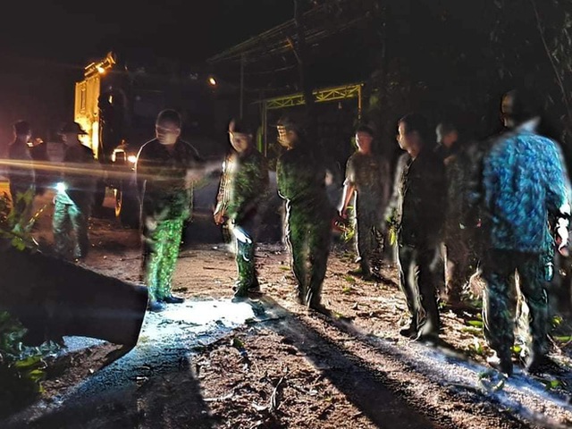 Hiện trường tìm kiếm nạn nhân bị vùi lấp trong thảm họa sạt lở ở Trà Leng, Nam Trà My - Ảnh 8.