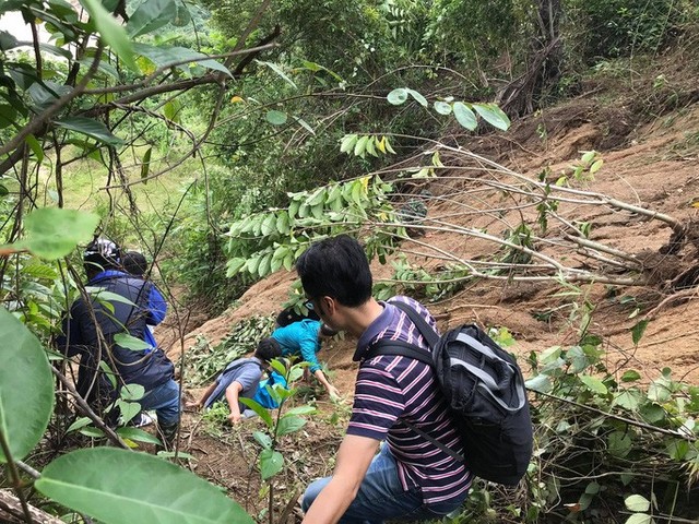 13 người bị vùi lấp ở Phước Sơn: Bí thư và Chủ tịch tỉnh Quảng Nam băng rừng đến hiện trường - Ảnh 2.