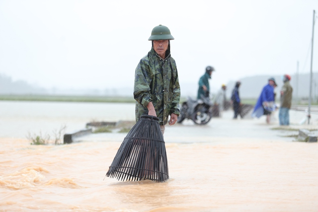  [Ảnh] Cận cảnh điểm sạt lở kinh hoàng chia cắt Quốc lộ 46, dân liều mình đứng giữa dòng lũ bắt cá ở Nghệ An - Ảnh 13.