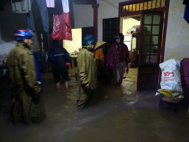  Mưa lớn, thủy điện đồng loạt xả lũ, hàng ngàn nhà dân ở Nghệ An bị ngập sâu  - Ảnh 3.
