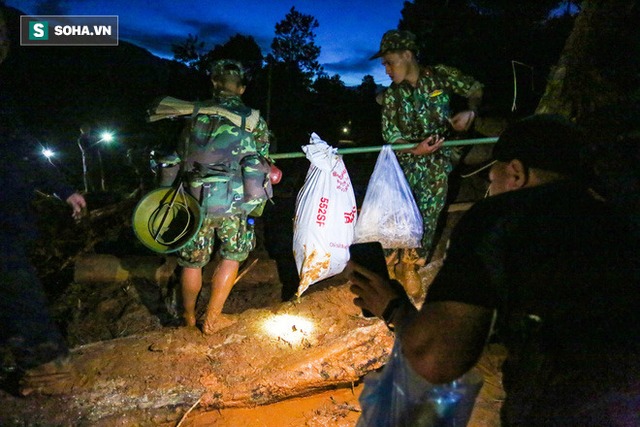  Bộ đội xuyên đêm băng rừng, vượt bùn lầy ngập nửa người để tiếp tế lương thực cho Trà Leng - Ảnh 3.
